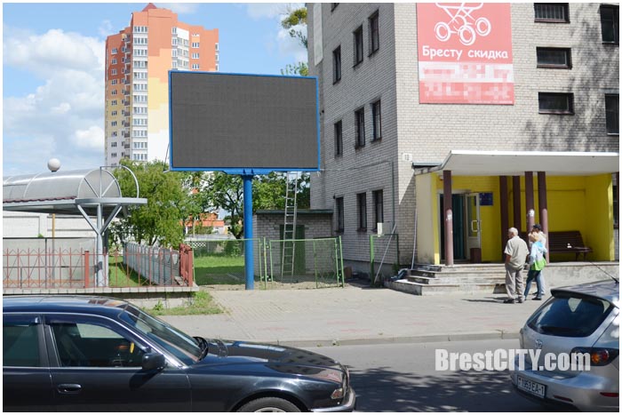 Бэби экран на улице Халтурина в Бресте. Фото BrestCITY.com