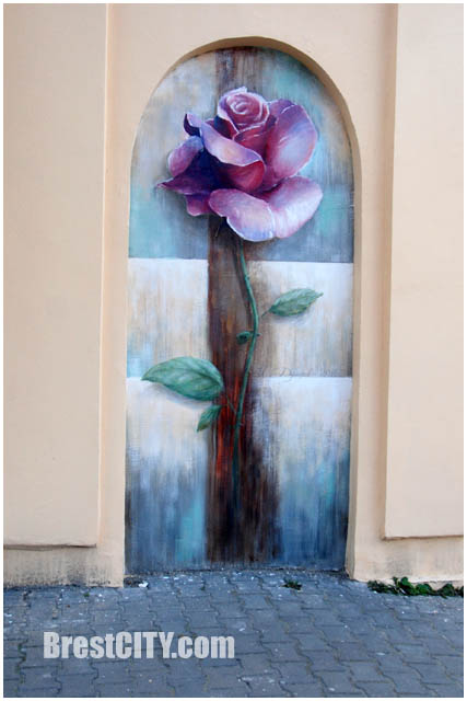 Новая роза в арке на ул.Комсомольской в Бресте. Фото BrestCITY.com