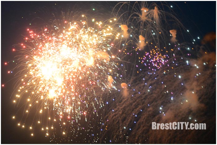 Праздничный салют 9 мая 2016 в Брестской крепости. Фото BrestCITY.com
