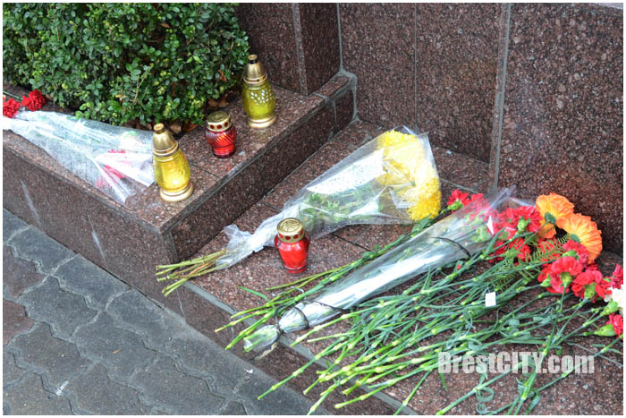 Цветы к российского консульства в Бресте. Фото BrestCITY.com