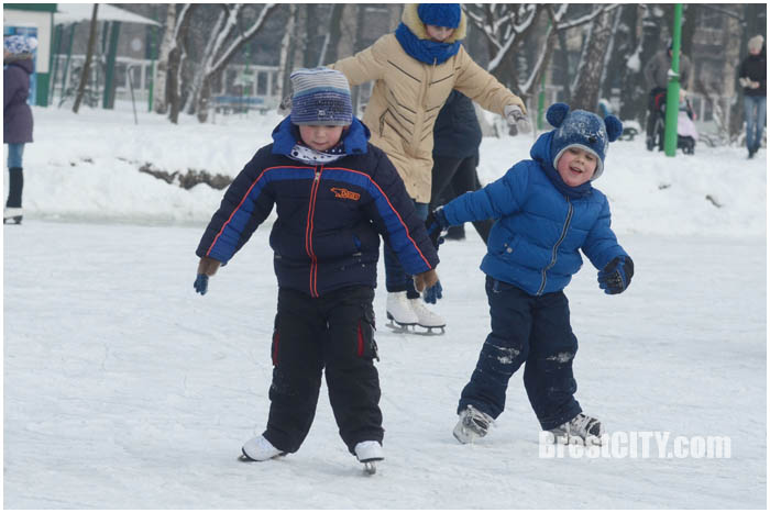 Зимний парк. Катание на коньках и финских санях. Фото BrestCITY.com