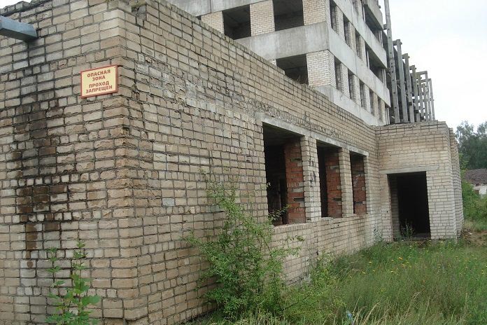 Упала в шахту лифта заброшенного здания в Барановичах