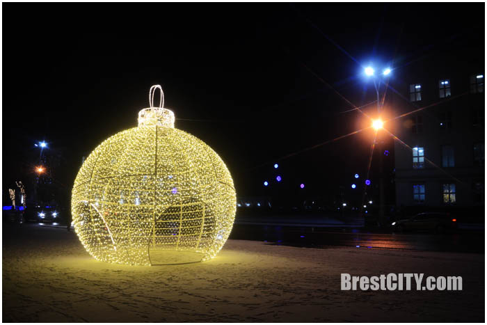 Большой светящийся новогодний шар на площади Ленина в Бресте. Фото BrestCITY.com