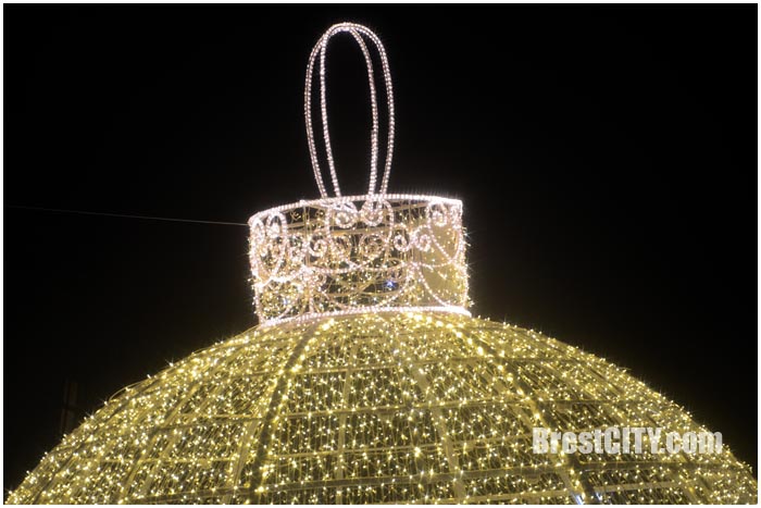 Большой светящийся новогодний шар на площади Ленина в Бресте. Фото BrestCITY.com