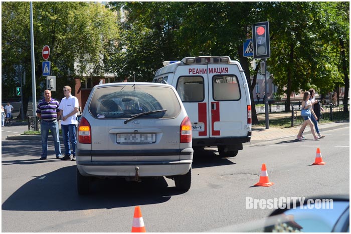 Авария на перекрестке бульвар-Гоголя в Бресте. Скорая. Фото BrestCITY.com