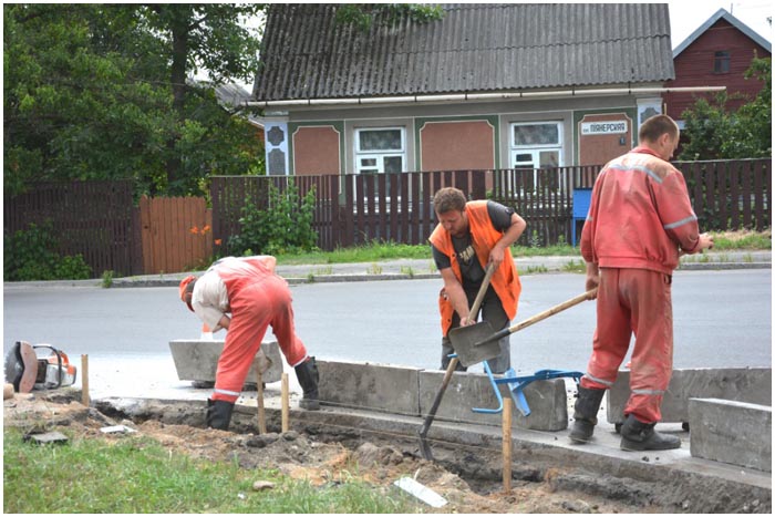 Отдельная дорожка для пешеходов и велосипедистов в Бресте на Скрипникова