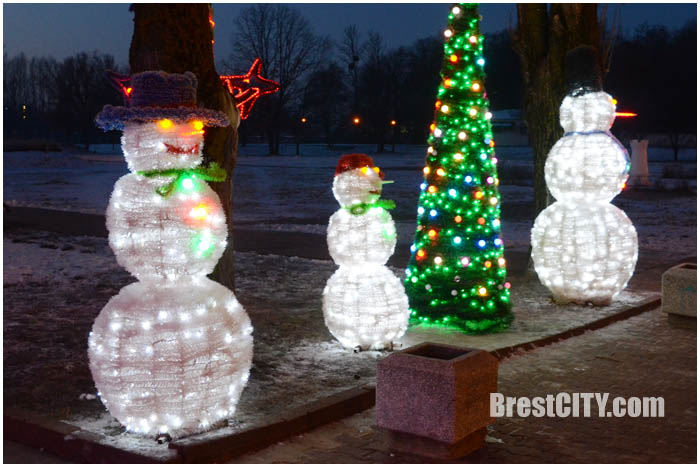 Снеговики и деревья возле ЦМТ. Новогодняя иллюминация. Фото BrestCITY.com