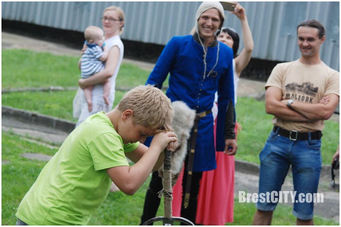 Средневековое Берестье. Бои мешками и пьяные бега. Фото BrestCITY.com