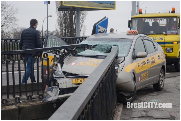 Таксист врезался в перила на мосту на ул.Ленина в Бресте. Фото BrestCITY.com