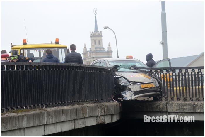 Таксист врезался в перила на мосту на ул.Ленина в Бресте. Фото BrestCITY.com