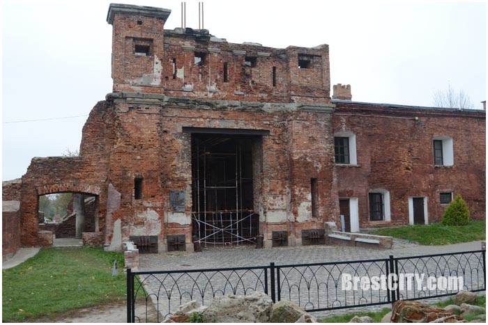 Тереспольские ворота Брестской крепости на реставрации