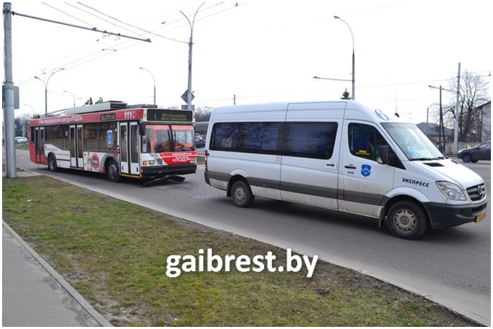 Авария троллейбус и маршрутка на остановке Зеленая в Бресте