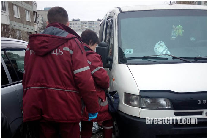 Упала под автомобиль на Луцкой в Бресте. Женщина. 14 марта 2016