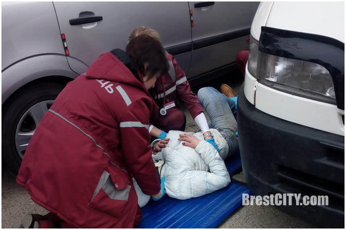 Упала под автомобиль на Луцкой в Бресте. Женщина. 14 марта 2016
