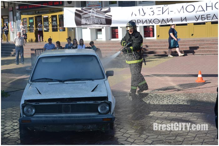 На Советской возле кинотеатра Беларусь загорелся автомобиль