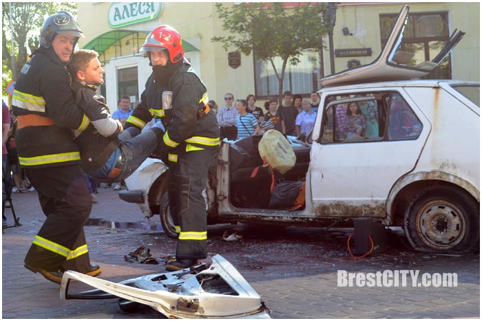 На Советской возле кинотеатра Беларусь загорелся автомобиль