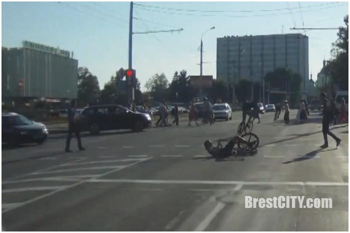 Велосипедисты столкнулись на проезжей части у ЦУМа в Бресте 20 августа