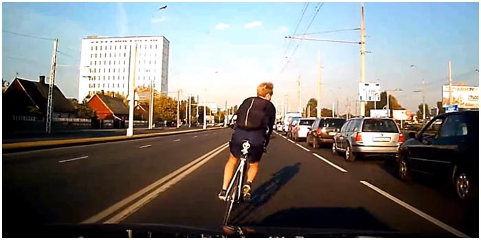 Велосипедист-провокатор на улице Московской в Бресте