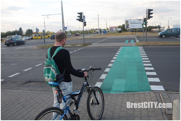 Новая разметка и светофор для велосипедистов в Бресте. Фото BrestCITY.com