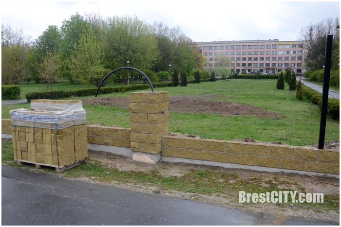 Забор возле Брестского технического университета