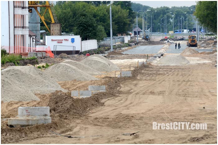 Строительство западного обхода в Бресте. Перекрывают пр.Машерова возле Асстор-Веста. Фото BrestCITY.com