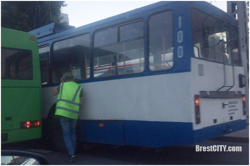 Автобус и троллейбус притерлись на остановке в Бресте