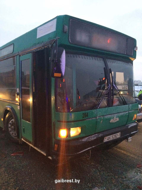 Автобус врезался в автомобиль ГАИ в Бресте