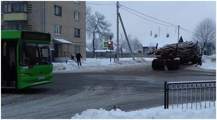 Лесовоз зацепил бревнами автобус в Пинске