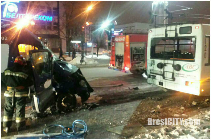 Микроавтобус на скорости врезался в троллейбус возле ЦУМа (фото)