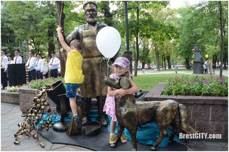 Дворник с собакой на улице Гоголя в Бресте. Фото BrestCITY.com