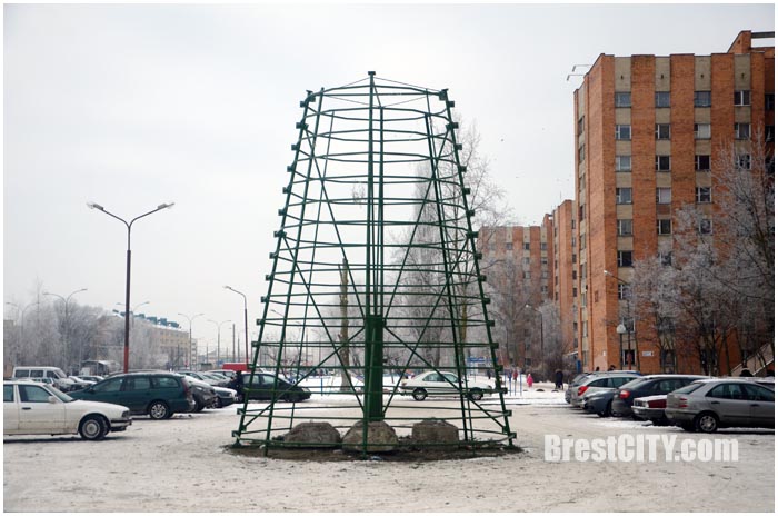 Новогодние праздники закончились: начался демонтаж елок (фотофакт)