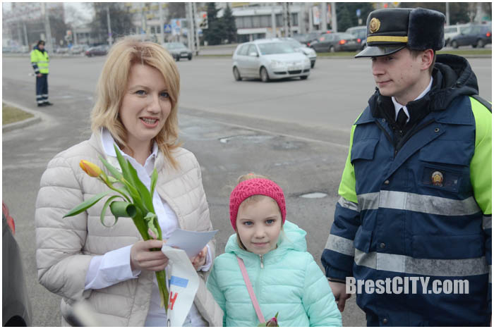 8 марта в Бресте поздравили женщин-водителей. Фото BrestCITY.com