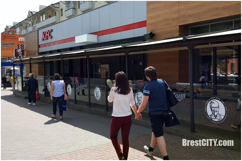 Летняя терраса KFC в Бресте. Фото BrestCITY.com