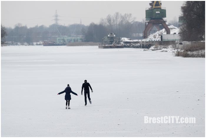 Катаются на коньках по замерзшей реке. Фото BrestCITY.com