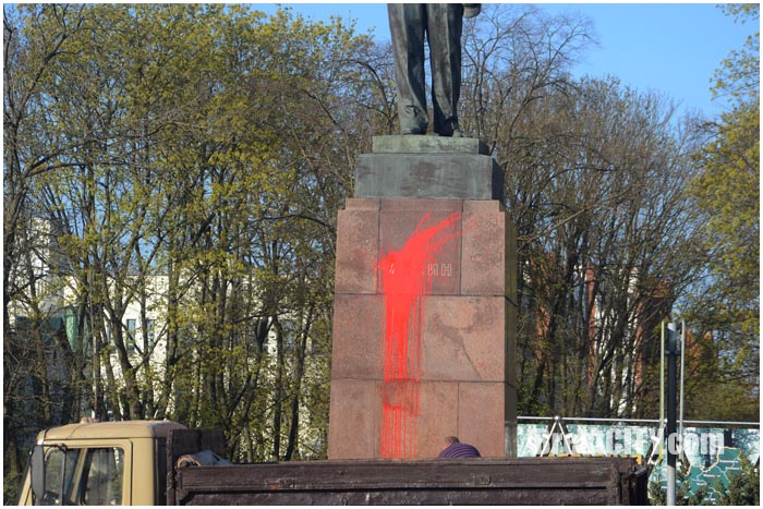 В Бресте облили краской памятник Ленина