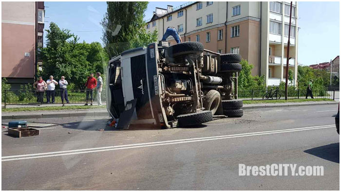 В Бресте перевернулся грузовик 24 мая