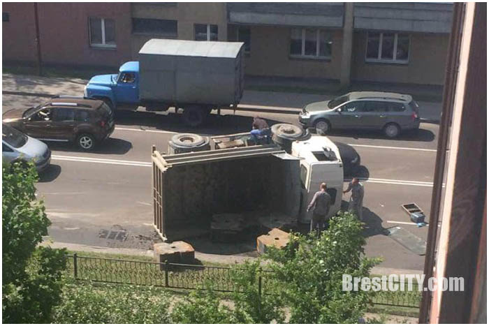 В Бресте перевернулся грузовик 24 мая