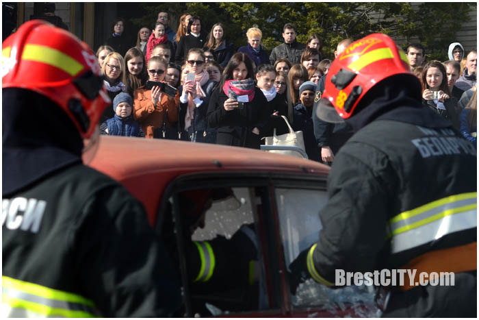 Показательные выступления МЧС в Бресте возле университета Пушкина