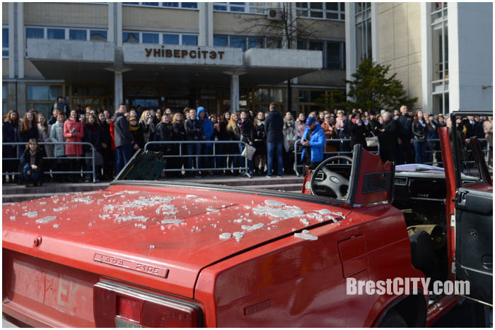 Показательные выступления МЧС в Бресте возле университета Пушкина