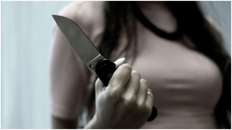 Нож в руках у девушки