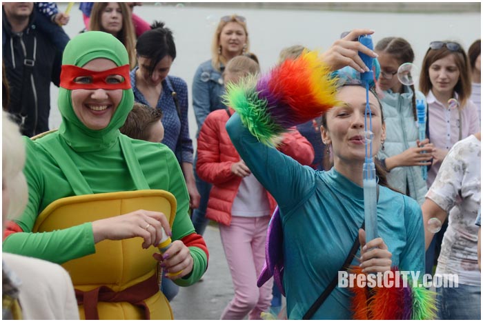 Парад мыльных пузырей на Гребном в Бресте 7 мая 2017. Фото BrestCITY.com