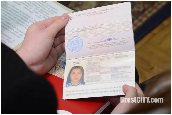 В Бресте торжественно вручили паспорта 15 марта 2017