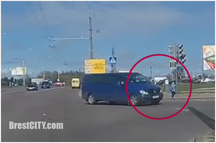 В Бресте на ковалевке микроавтобус едва не сбил мальчика на пешеходном переходе