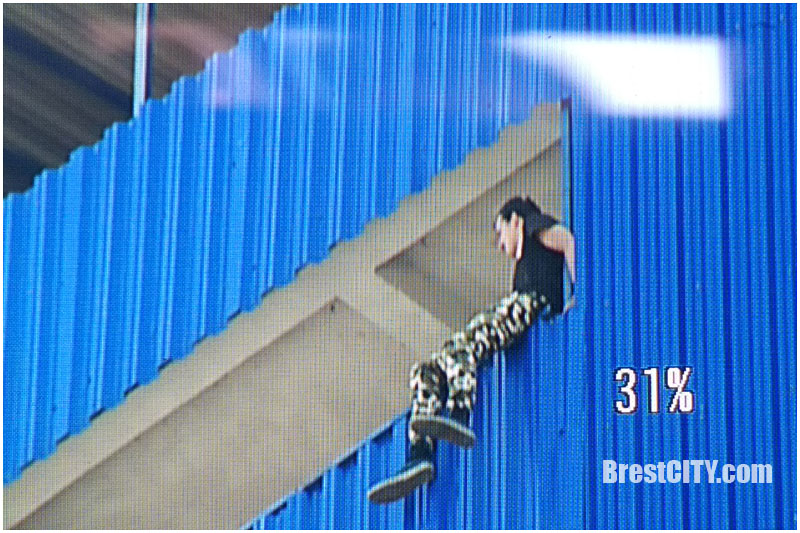 В Бресте парень хотел спрыгнуть с балкона 16 этажа