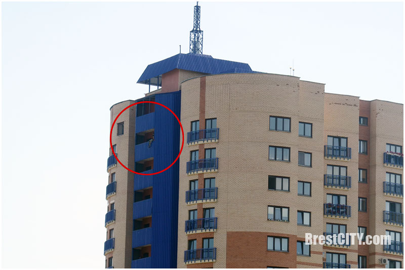 В Бресте парень хотел спрыгнуть с балкона 16 этажа