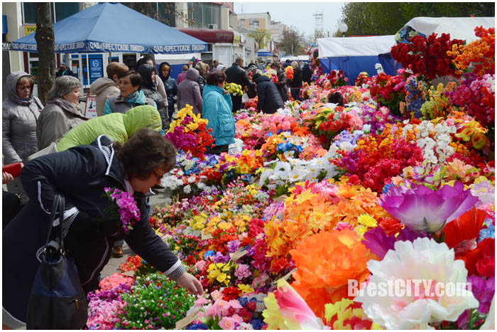 Продажа искусственных цветов в Бресте перед Радуницей