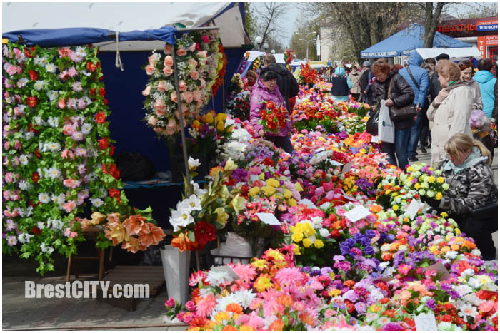 Продажа искусственных цветов в Бресте перед Радуницей