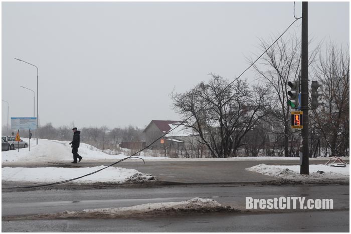 Сбили столб на ул.Волгоградской в Бресте. Фото BrestCITY.com