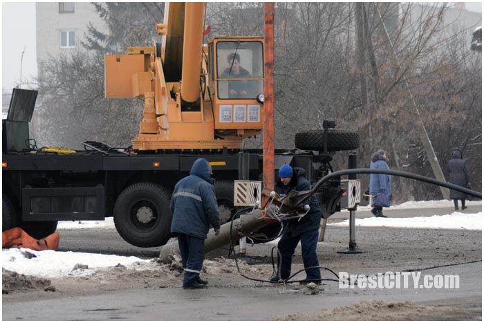 Сбили столб на ул.Волгоградской в Бресте. Фото BrestCITY.com