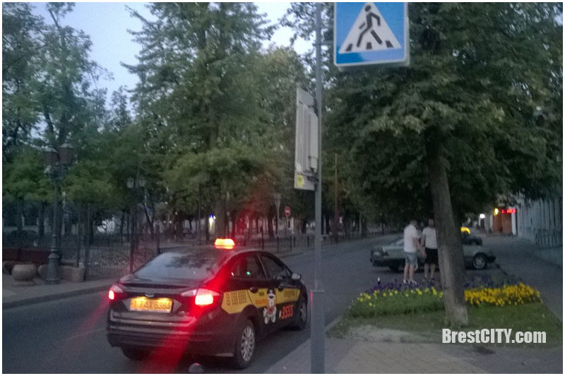 Парковка таксиста на пешеходном переходе в Бресте